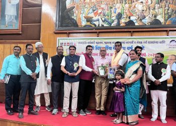 मुख्याध्यापक श्री. बंडू ताराबाई शामराव बनसोडे यांना ‘आदर्श मुख्याध्यापक’ पुरस्कार प्रदान